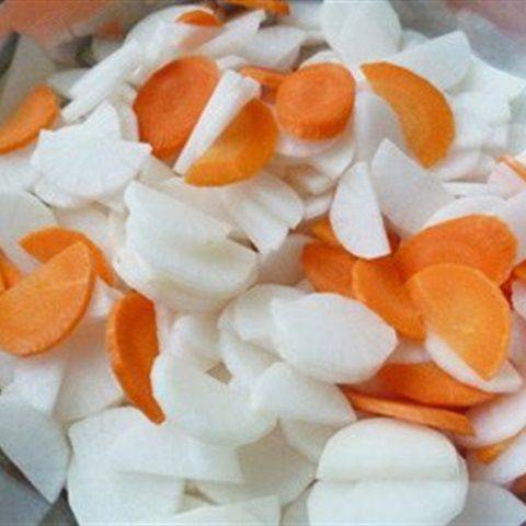 Củ cải, cà rốt gọt vỏ, rửa sạch