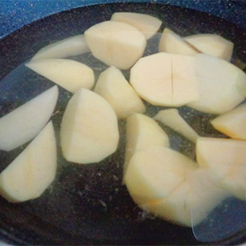 Khoai tây đem rửa sạch, gọt vỏ