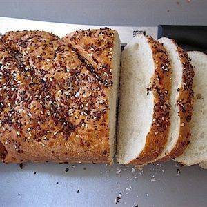 Bánh mì thái lát rồi thái miếng vuông nhỏ