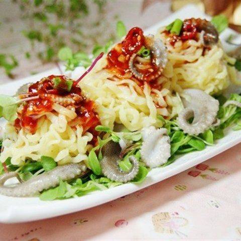 Salad mì bạch tuộc