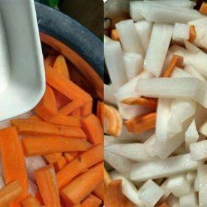Củ cải, cà rốt bào vỏ rồi thái con chì