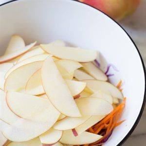 Gỏi bắp cải trộn táo