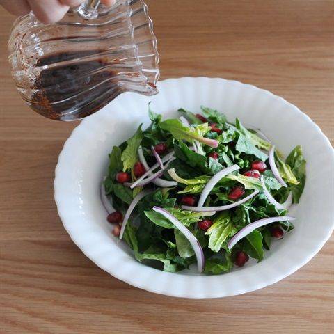 Salad lựu với cải bó xôi
