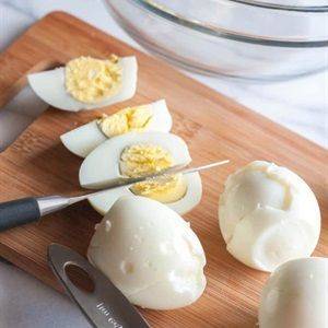 Trứng gà luộc chín, sau đó cho ngay ra tô nước đá để dễ bóc vỏ