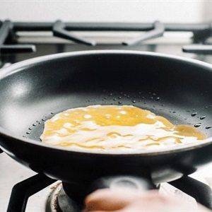 Gỏi cuốn trứng cuộn và thịt nguội
