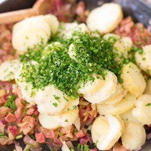 Salad khoai tây thịt xông khói kiểu Đức