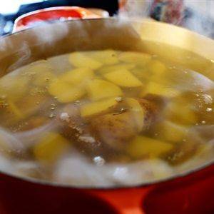 Cho khoai tây vào luôc từ 15 - 20 phút