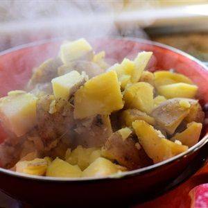Cho khoai tây vào luôc từ 15 - 20 phút