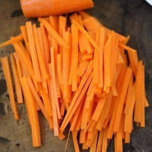 Cà rốt gọt vỏ, rửa sạch, cắt sợi