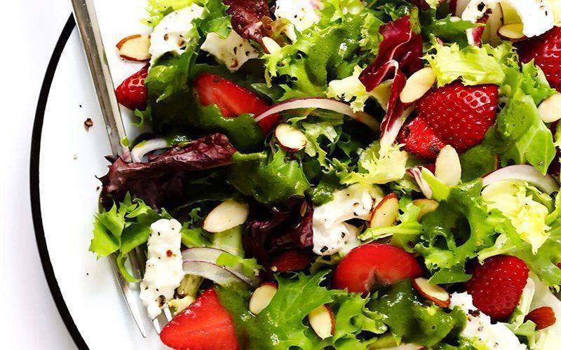Salad dâu tây rau xanh