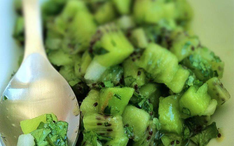 Salad kiwi ngò rí
