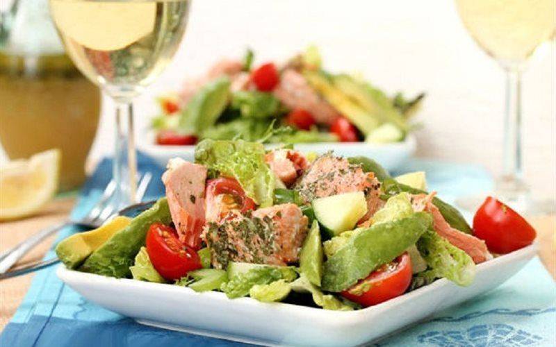 Salad cá hồi đầy đủ dưỡng chất