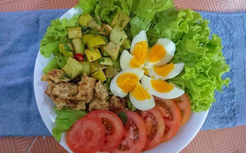 Cách làm Salad thịt xông khói sốt Thái
