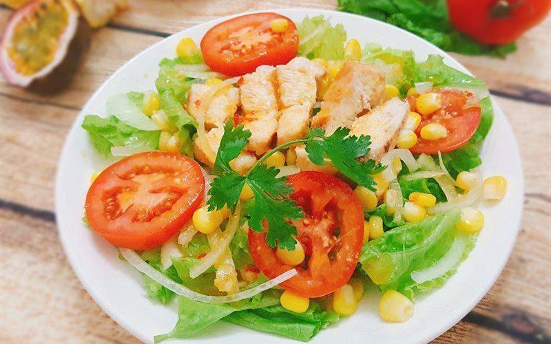 Salad ức gà sốt chanh dây giảm cân