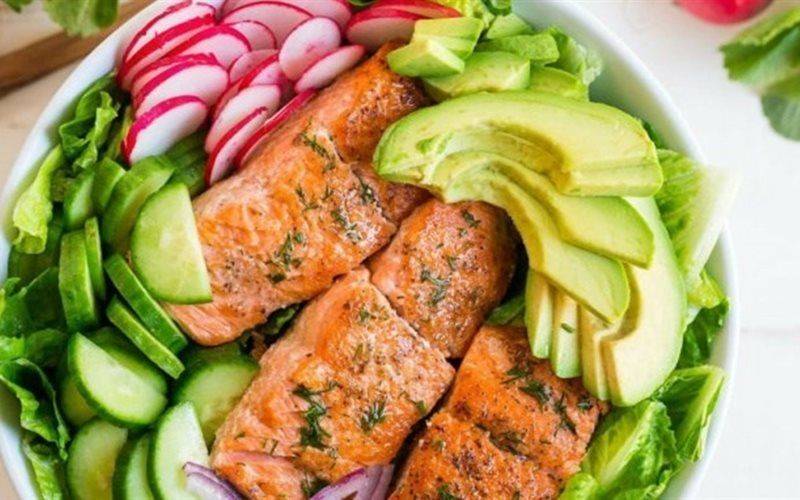 Salad bơ cá hồi chiên - ăn kiêng cho các nàng