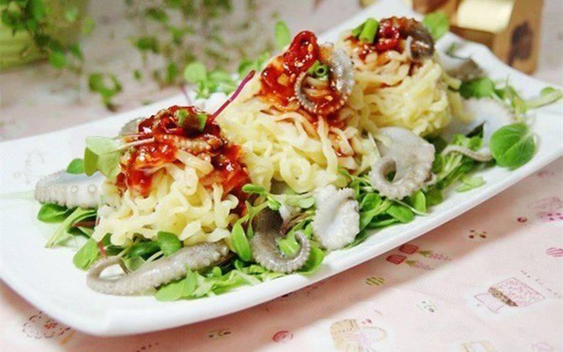 Salad mì bạch tuộc