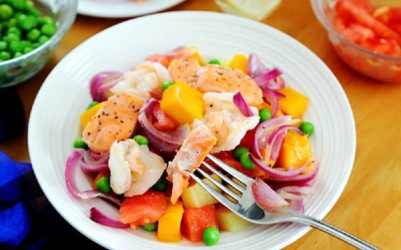 Salad cá hồi tôm với xoài và rau củ