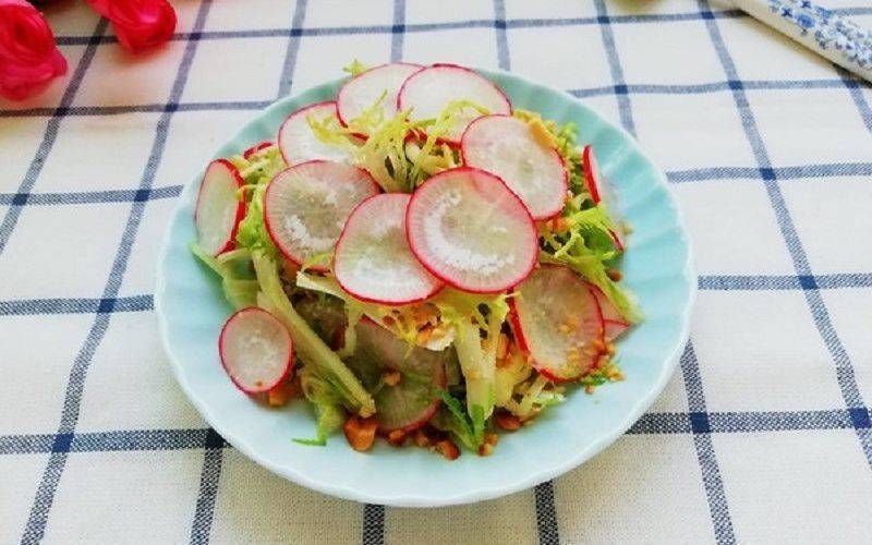 Salad xà lách frise trộn củ cải đỏ