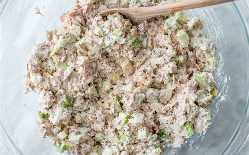 Salad cá ngừ trộn