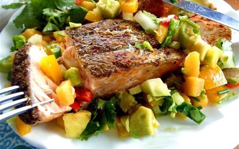 Salad cá hồi chiên