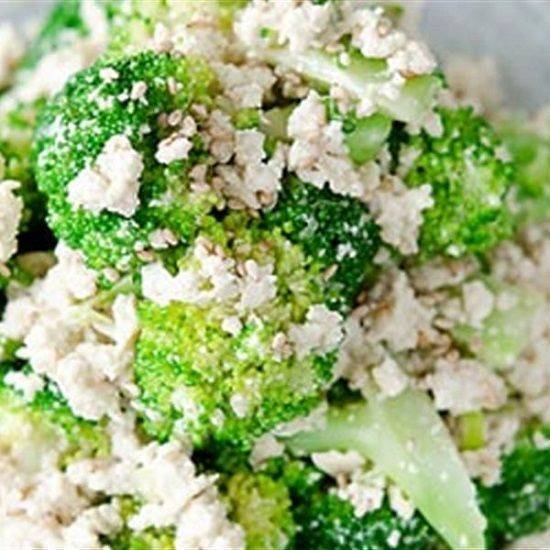 Cách làm salad bông cải xanh đậu phụ thanh mát cho mùa hè